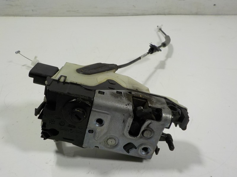 Recambio de cerradura puerta delantera derecha para peugeot 208 1.4 hdi fap referencia OEM IAM 9688080780 9688079980 