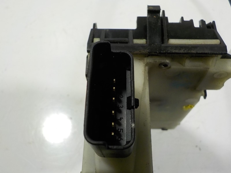 Recambio de cerradura puerta delantera derecha para peugeot 208 1.4 hdi fap referencia OEM IAM 9688080780 9688079980 