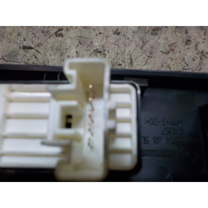 Recambio de mando elevalunas trasero izquierdo para mazda 3 lim. (bl) 2.2 turbodiesel cat referencia OEM IAM BBM266370  