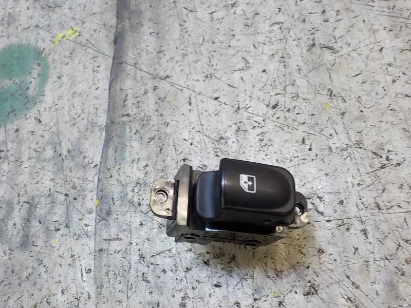 Recambio de mando elevalunas delantero derecho para hyundai i20 1.2 cat referencia OEM IAM 935801J002  