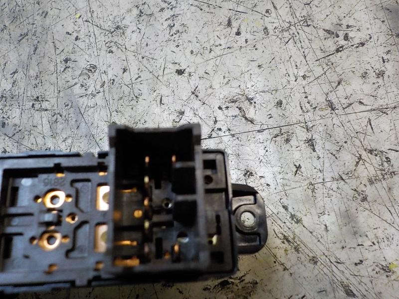 Recambio de mando elevalunas delantero derecho para hyundai i20 1.2 cat referencia OEM IAM 935801J002  