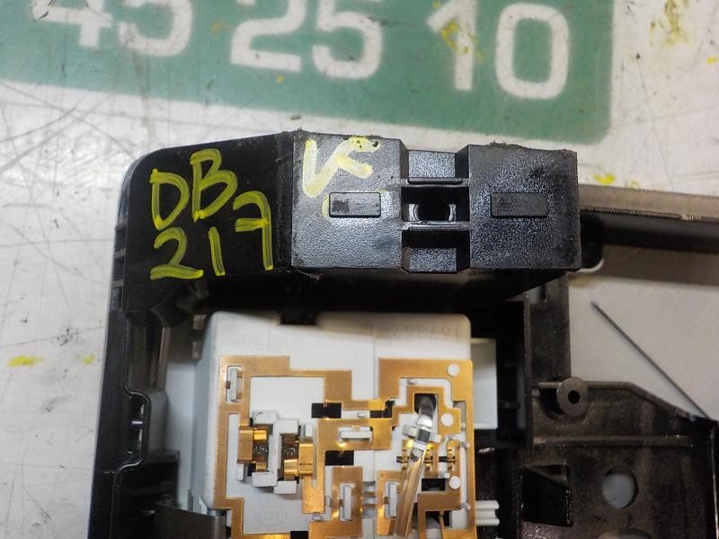 Recambio de piloto interior para opel insignia berlina sport referencia OEM IAM 13285100  