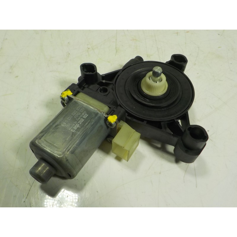 Recambio de motor elevalunas delantero derecho para seat leon sportstourer (kl8) 2.0 tdi referencia OEM IAM 5Q0959802C 5Q0959802
