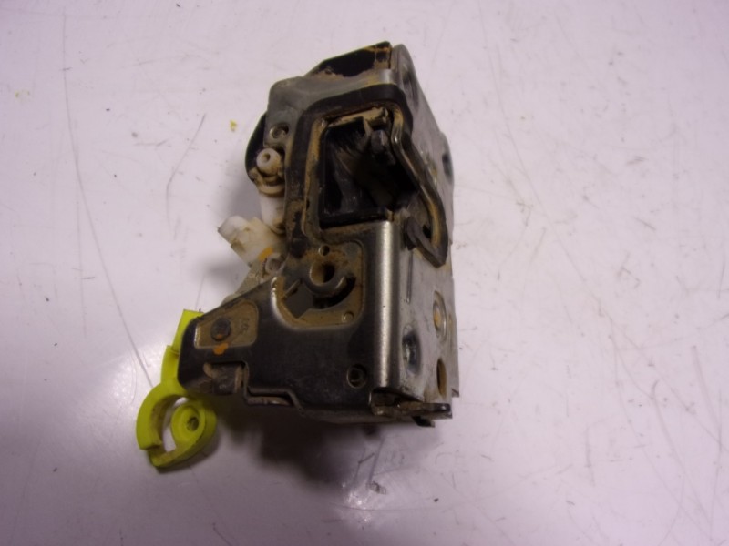 Recambio de cerradura puerta trasera derecha para dacia duster 1.6 sce cat referencia OEM IAM 825025968R  