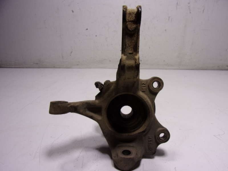 Recambio de mangueta delantera izquierda para dacia duster 1.6 sce cat referencia OEM IAM 8200881914  