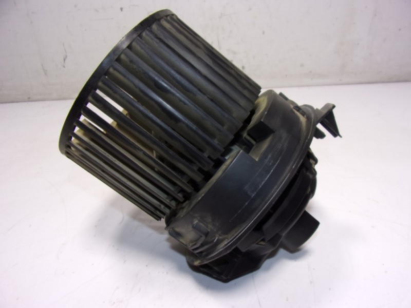 Recambio de motor calefaccion para dacia duster 1.6 sce cat referencia OEM IAM 272102798R  