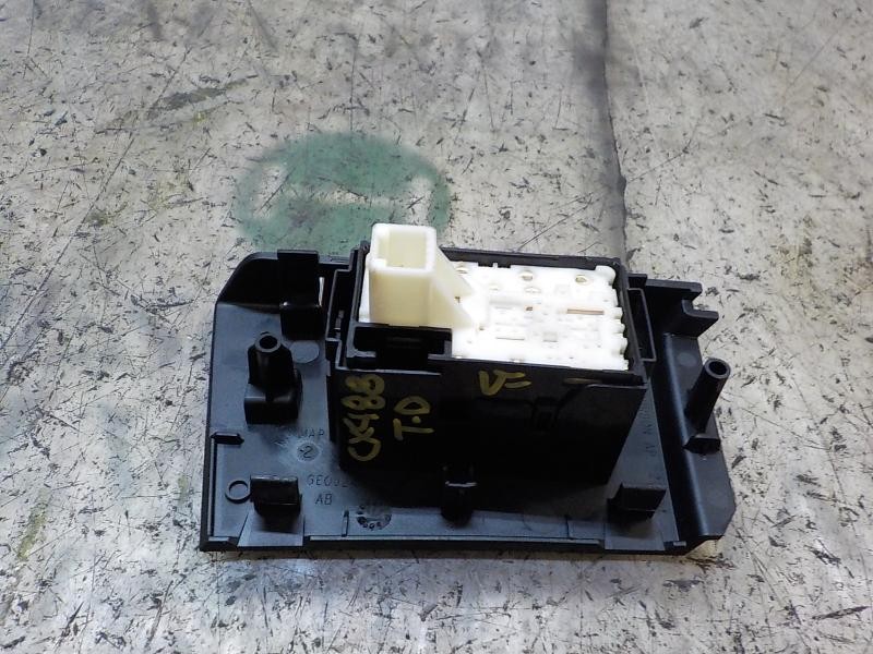 Recambio de mando elevalunas trasero derecho para toyota auris 1.8 16v cat (híbrido) referencia OEM IAM 8481002140  