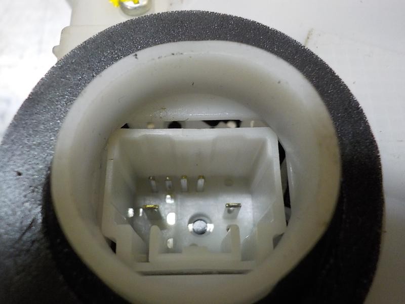 Recambio de cerradura puerta delantera derecha para toyota yaris 1.4 turbodiesel cat referencia OEM IAM 690300D320  