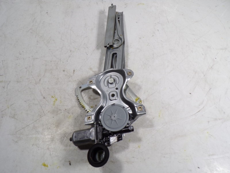 Recambio de elevalunas delantero derecho para toyota yaris 1.3 16v cat referencia OEM IAM 698100D300 857100D100 973582101