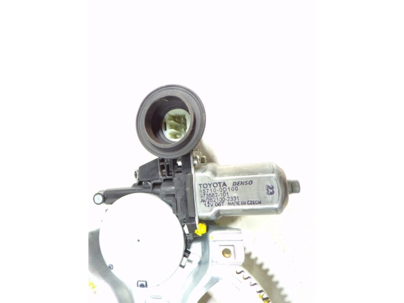 Recambio de elevalunas delantero derecho para toyota yaris 1.3 16v cat referencia OEM IAM 698100D300 857100D100 973582101