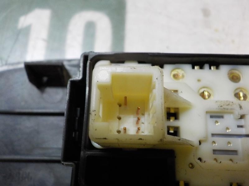 Recambio de mando elevalunas delantero derecho para toyota auris 1.4 turbodiesel cat referencia OEM IAM 8481002130  