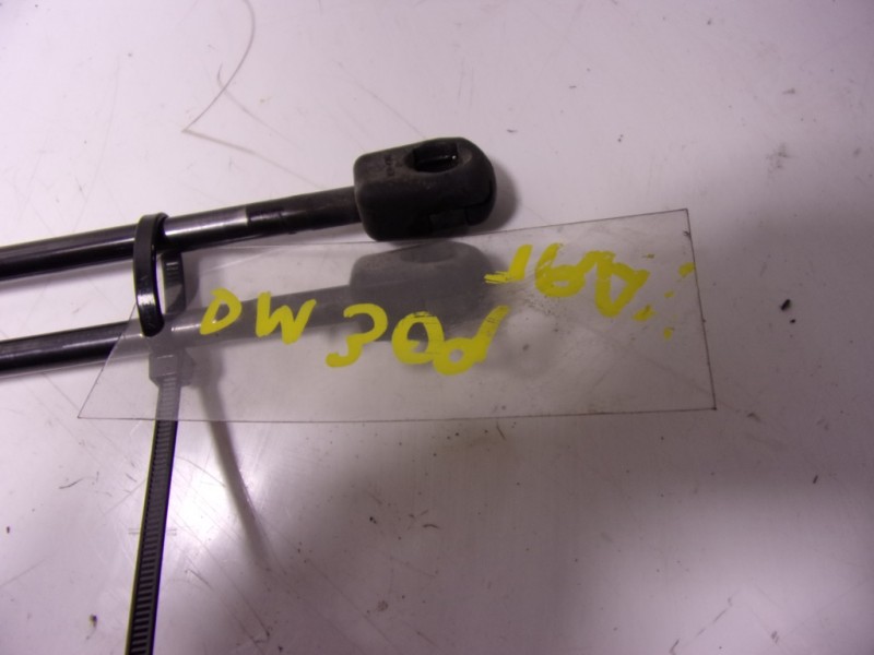 Recambio de amortiguadores maletero / porton para dacia duster ambiance 4x2 referencia OEM IAM 904520004R  