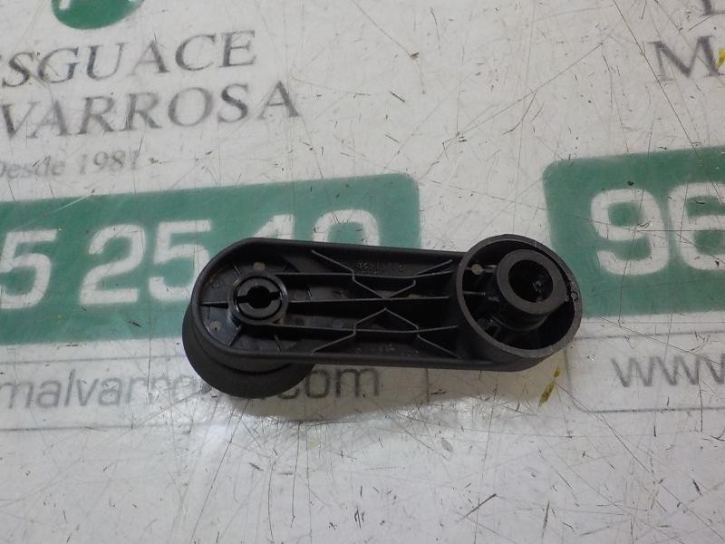 Recambio de maneta elevalunas trasera derecha para opel corsa e selective referencia OEM IAM 13288655  