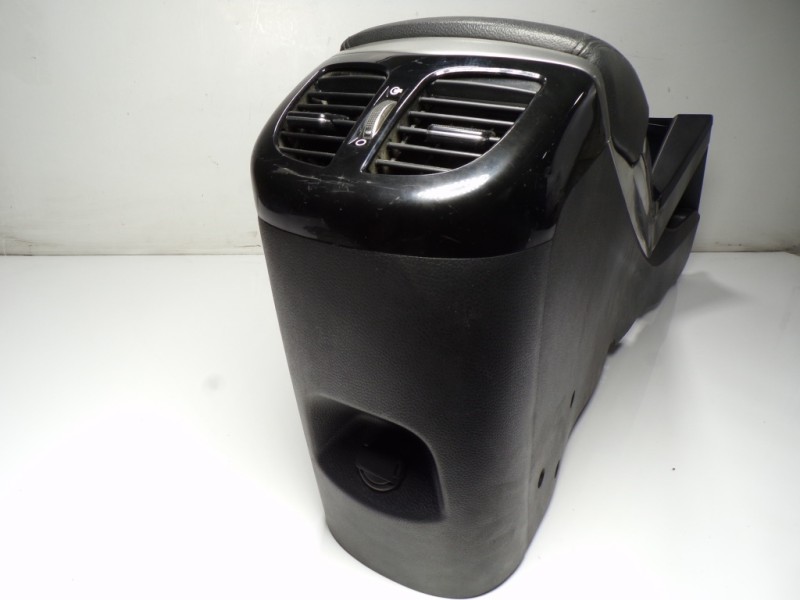 Recambio de apoyabrazos central para hyundai i40 1.7 crdi cat referencia OEM IAM 846603Z000RY 846303Z420 846903Z000RY