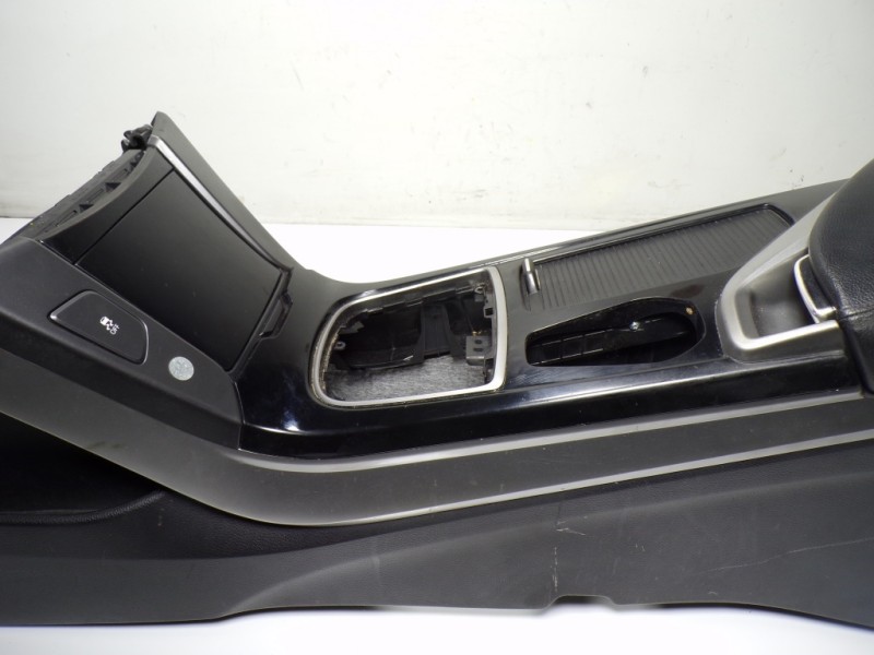 Recambio de apoyabrazos central para hyundai i40 1.7 crdi cat referencia OEM IAM 846603Z000RY 846303Z420 846903Z000RY