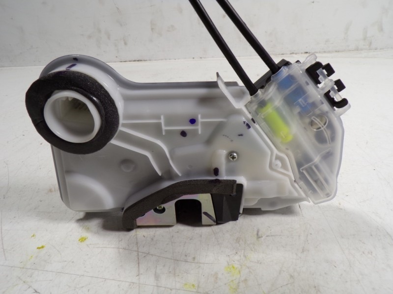 Recambio de cerradura puerta delantera izquierda para toyota hilux (3b/3c/3d) doble cabina referencia OEM IAM 6904002450  