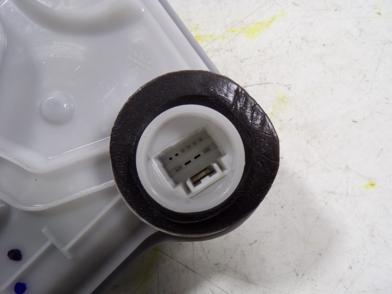 Recambio de cerradura puerta delantera izquierda para toyota hilux (3b/3c/3d) doble cabina referencia OEM IAM 6904002450  