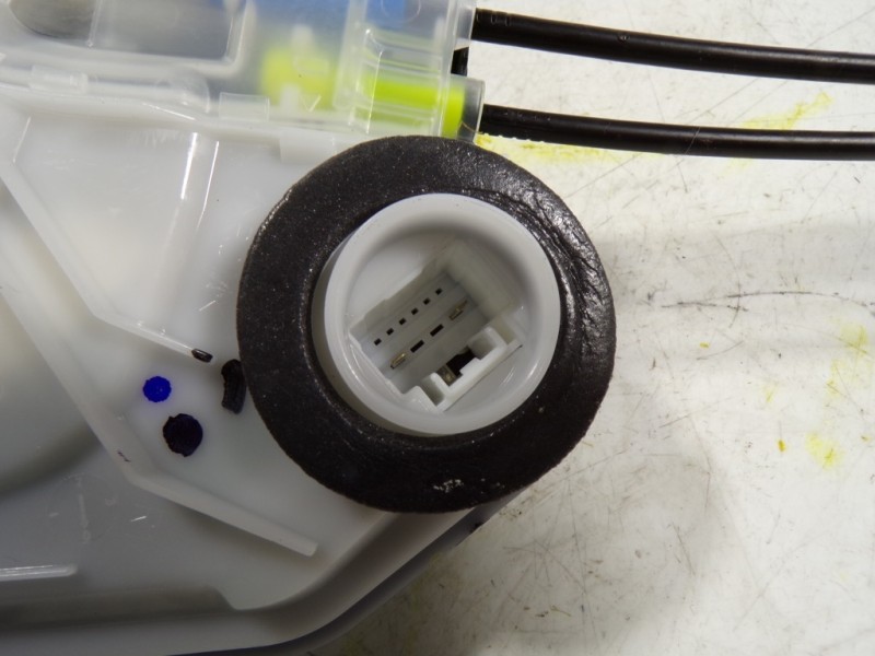 Recambio de cerradura puerta trasera derecha para toyota hilux (3b/3c/3d) doble cabina referencia OEM IAM 690500K110  