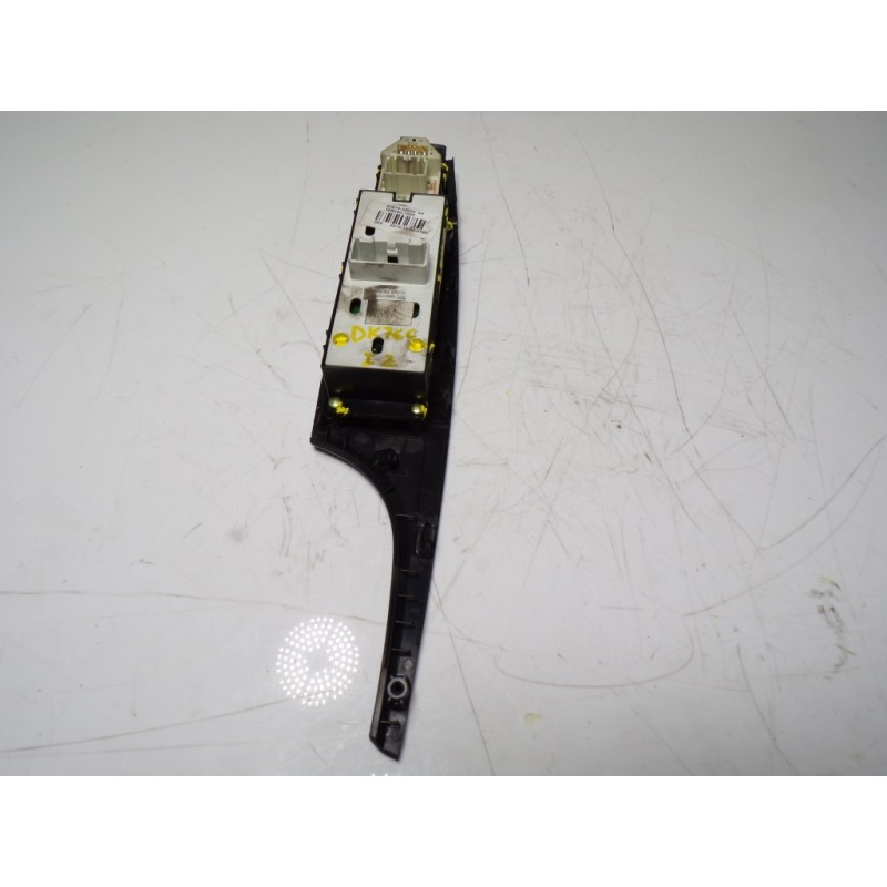 Recambio de mando elevalunas delantero izquierdo para hyundai i40 1.7 crdi cat referencia OEM IAM 935703Z000 935703Z000 935703Z0