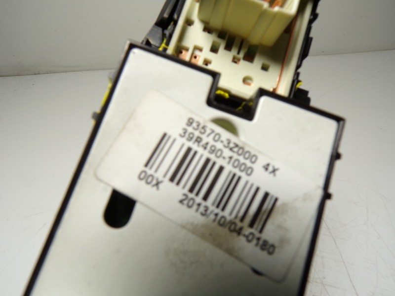 Recambio de mando elevalunas delantero izquierdo para hyundai i40 1.7 crdi cat referencia OEM IAM 935703Z000 935703Z000 935703Z0