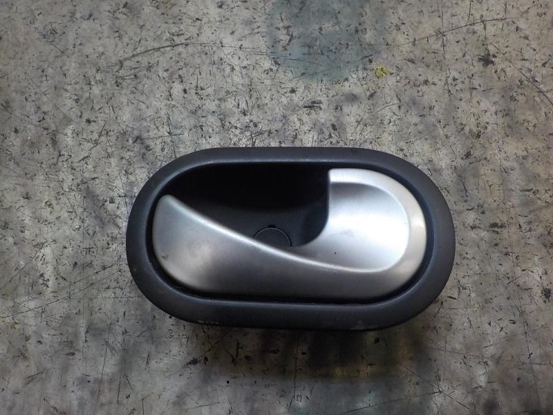 Recambio de maneta interior delantera derecha para renault clio iii 1.5 dci diesel referencia OEM IAM   