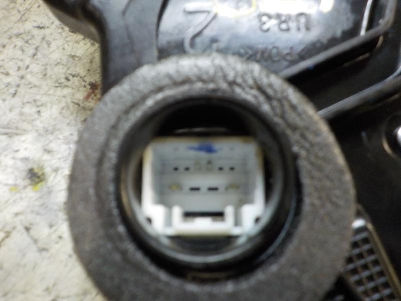 Recambio de cerradura puerta delantera derecha para toyota auris hybrid business referencia OEM IAM 6903005131  