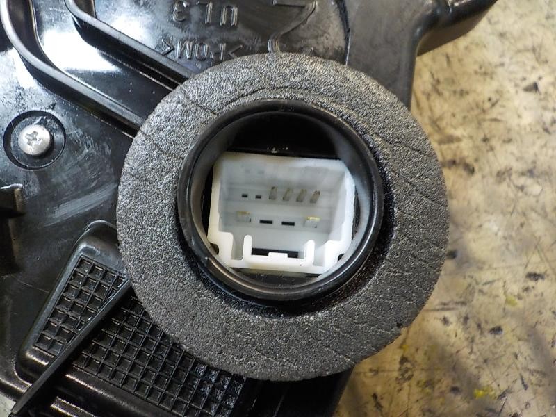 Recambio de cerradura puerta delantera izquierda para toyota auris hybrid business referencia OEM IAM 6904002211  