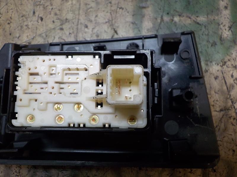 Recambio de mando elevalunas trasero derecho para toyota auris hybrid business referencia OEM IAM 8481002140  