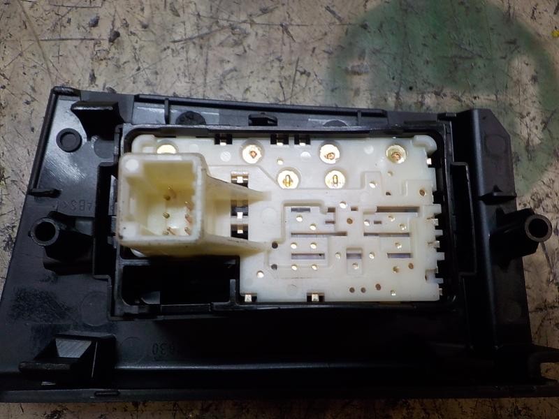 Recambio de mando elevalunas trasero izquierdo para toyota auris hybrid business referencia OEM IAM 8481002140  