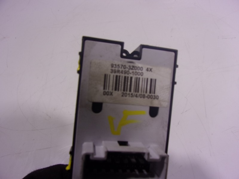 Recambio de mando elevalunas delantero izquierdo para hyundai i40 1.7 crdi cat referencia OEM IAM 935713Z000 935703Z000 