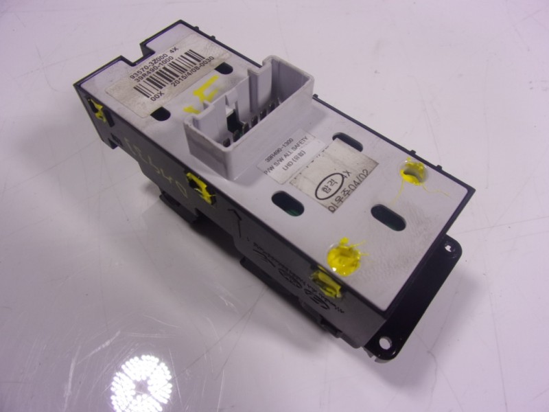 Recambio de mando elevalunas delantero izquierdo para hyundai i40 1.7 crdi cat referencia OEM IAM 935713Z000 935703Z000 