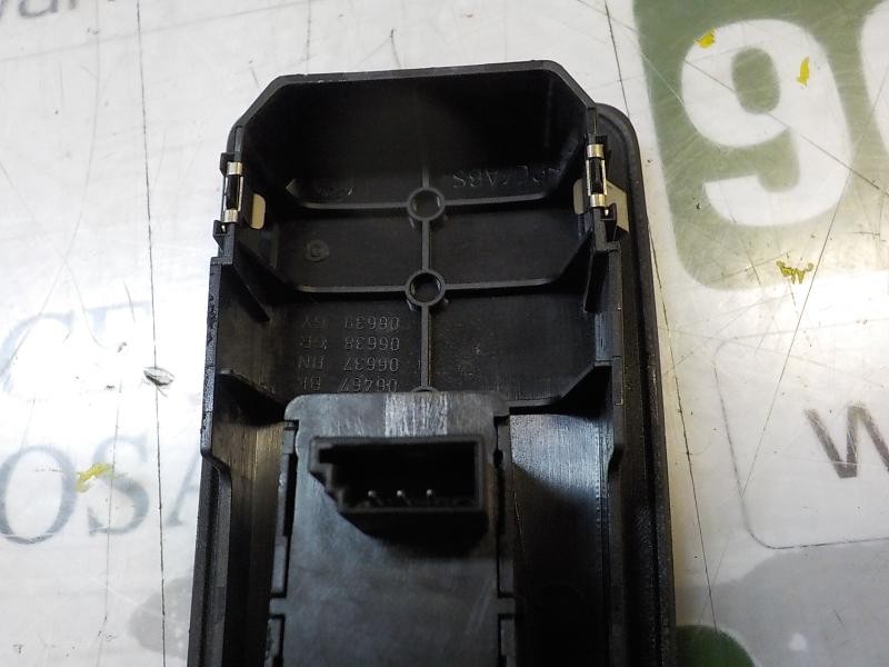 Recambio de mando elevalunas delantero derecho para bmw serie 1 berlina (e81/e87) 118d referencia OEM IAM 61316970247  