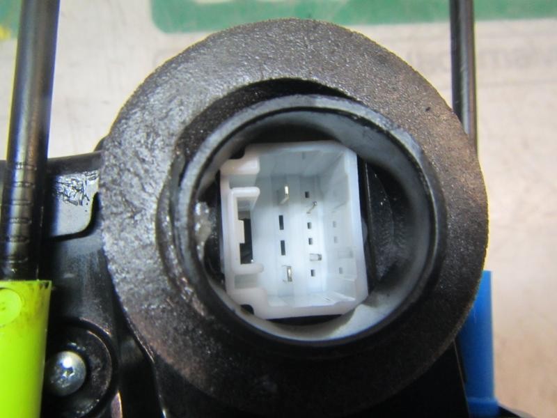 Recambio de cerradura puerta trasera izquierda para toyota corolla hybrid referencia OEM IAM 6906002580  