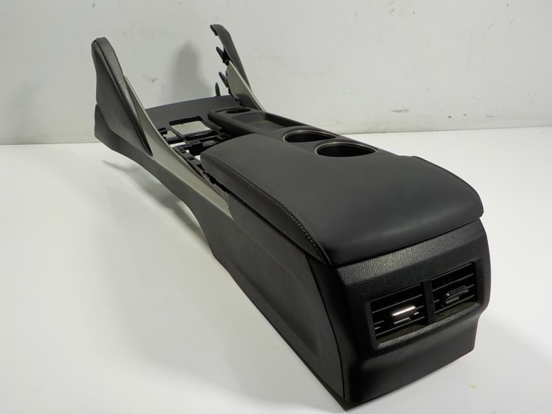 Recambio de apoyabrazos central para lexus is 300h referencia OEM IAM 5881053300C7 5881053300 5892053010C3