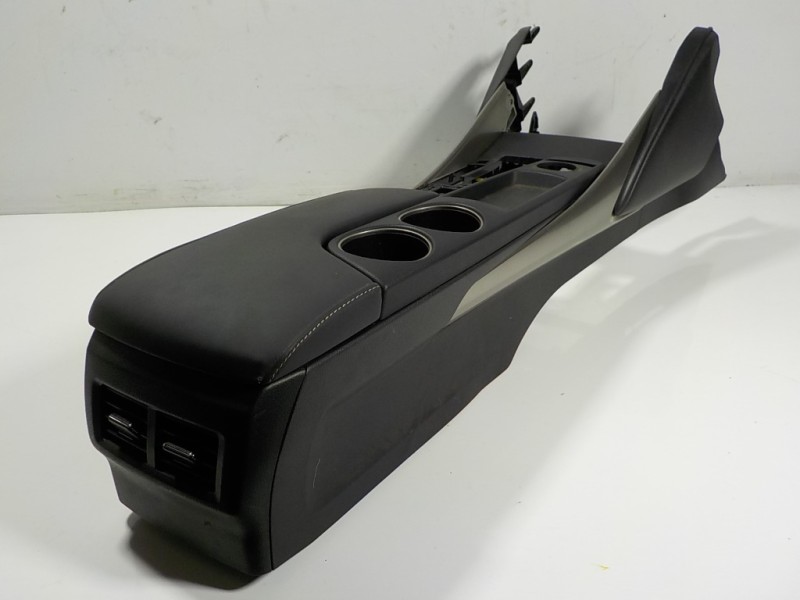 Recambio de apoyabrazos central para lexus is 300h referencia OEM IAM 5881053300C7 5881053300 5892053010C3