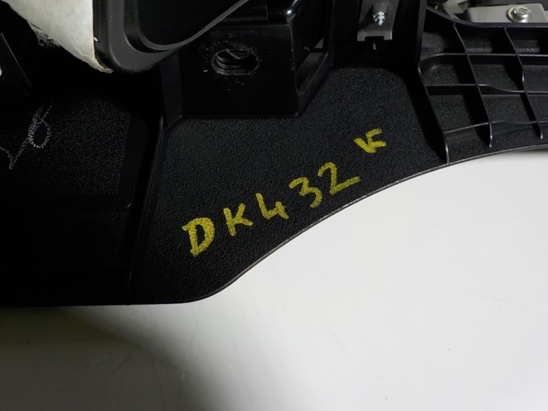 Recambio de apoyabrazos central para lexus is 300h referencia OEM IAM 5881053300C7 5881053300 5892053010C3