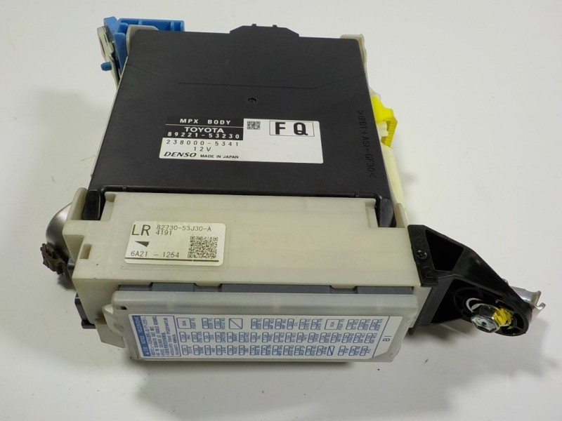 Recambio de caja reles / fusibles para lexus is 300h referencia OEM IAM 8273053J30 8922153230 8273053J30A