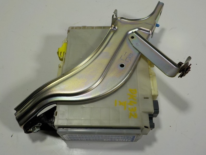 Recambio de caja reles / fusibles para lexus is 300h referencia OEM IAM 8273053J30 8922153230 8273053J30A