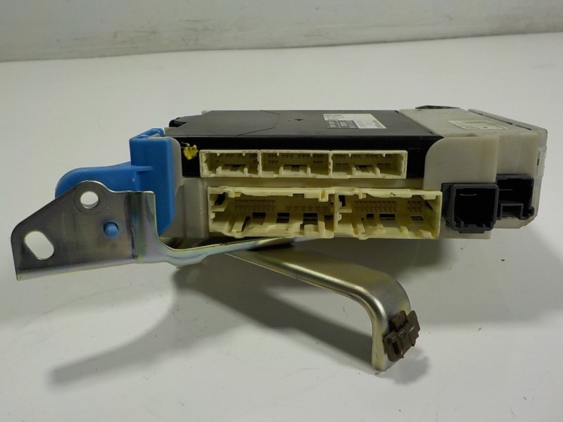 Recambio de caja reles / fusibles para lexus is 300h referencia OEM IAM 8273053J30 8922153230 8273053J30A