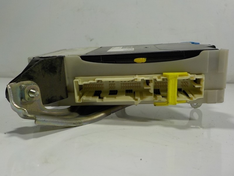 Recambio de caja reles / fusibles para lexus is 300h referencia OEM IAM 8273053J30 8922153230 8273053J30A