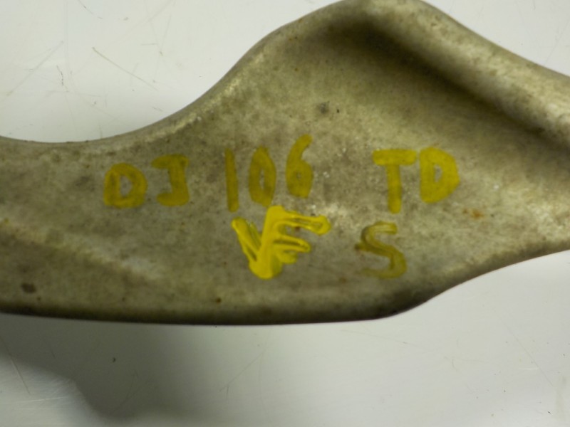 Recambio de brazo suspension superior trasero derecho para nissan qashqai (j11) acenta 4x4 referencia OEM IAM 55120JD04A  