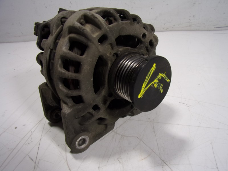 Recambio de alternador para renault twingo iii 1.0 sce referencia OEM IAM 231002854R  231006007R