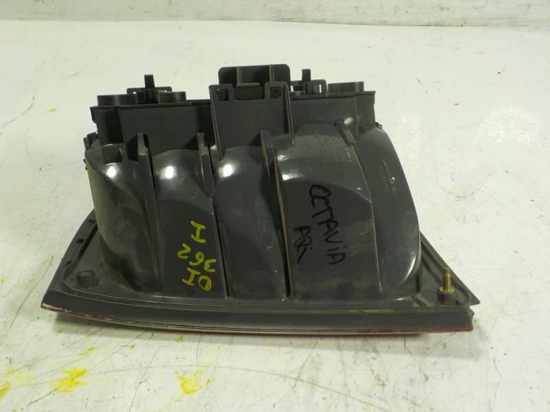 Recambio de piloto trasero izquierdo para skoda octavia berlina (1u2) 1.9 tdi referencia OEM IAM  1U6945111 6PINS 