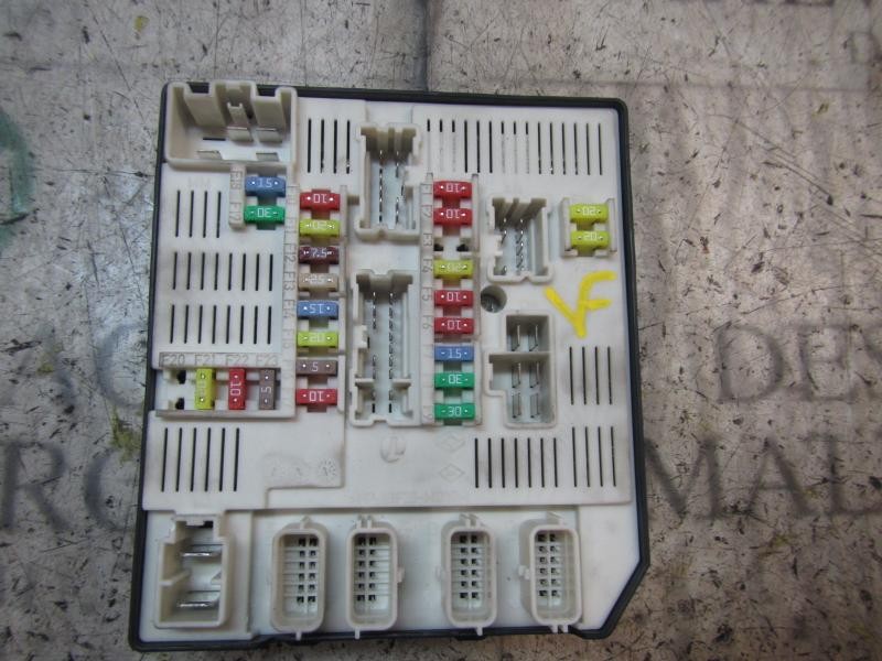 Recambio de caja reles / fusibles para renault megane iii berlina 5 p dynamique referencia OEM IAM   