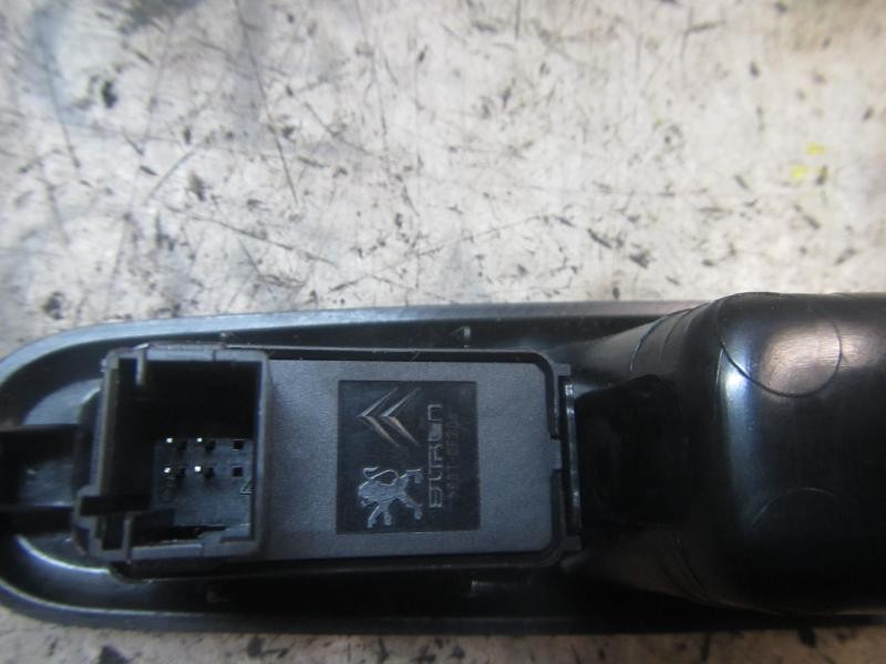 Recambio de mando elevalunas trasero derecho para peugeot 5008 premium referencia OEM IAM 6490RK  