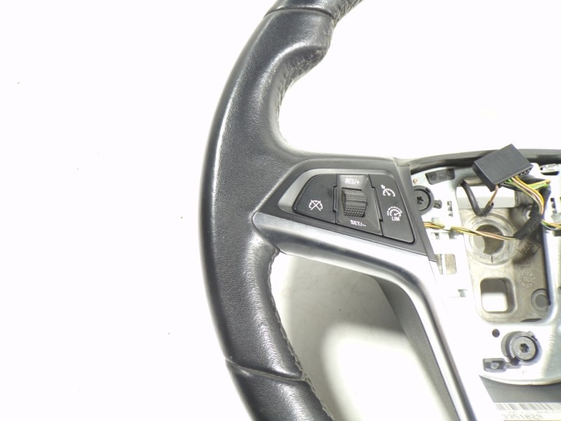 Recambio de volante para opel astra j sports tourer 1.7 16v cdti referencia OEM IAM 13351029  