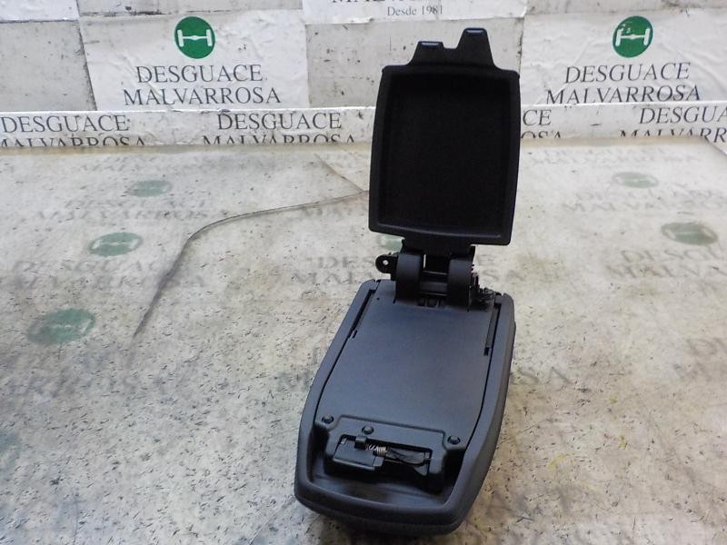 Recambio de apoyabrazos central para toyota auris hybrid business referencia OEM IAM 5890502870C2  