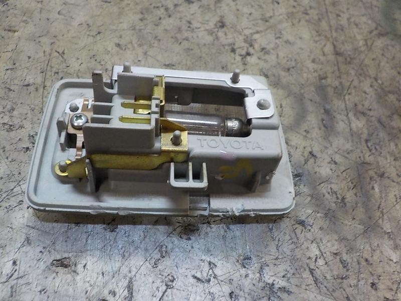 Recambio de piloto interior para toyota auris hybrid business referencia OEM IAM 8134002030B0  