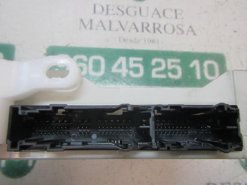 Recambio de caja reles / fusibles para toyota corolla hybrid referencia OEM IAM 8273002P80  