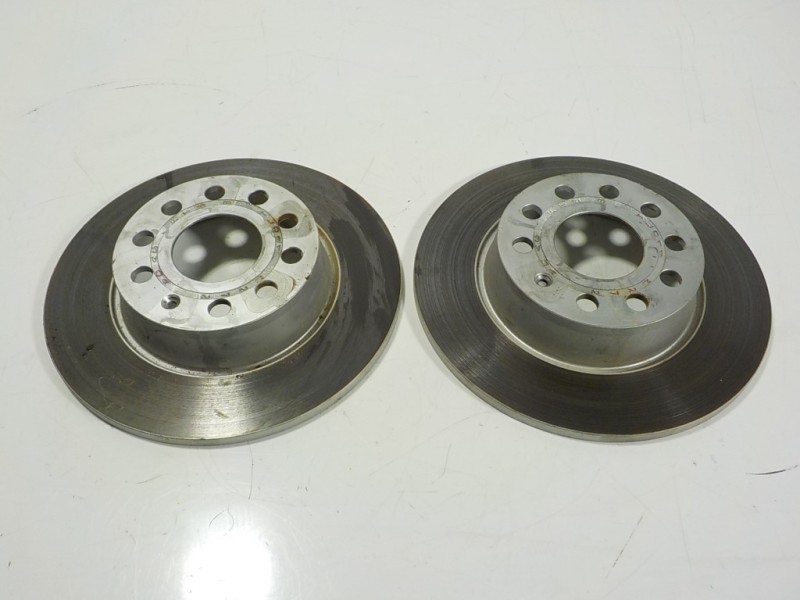 Recambio de disco freno trasero para seat leon sportstourer (kl8) style referencia OEM IAM 5Q0615601D  